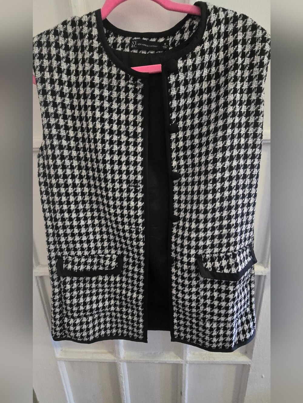 Women's Black & White Houndstooth Sleeveless Vest